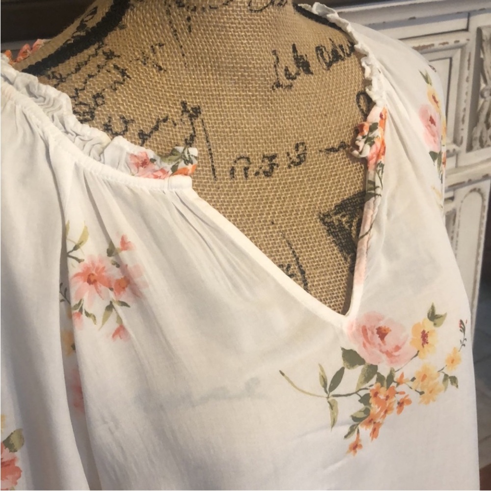 Floral White Women's Top - Picture 2 of 7